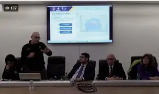  ?? ?? Confronto
Un momento dell’incontro con i cittadini flegrei
In alto Francesco Curcio capo della Protezione civile nazionale illustra il piano e le strategie per affrontare una eventuale crisi più grave