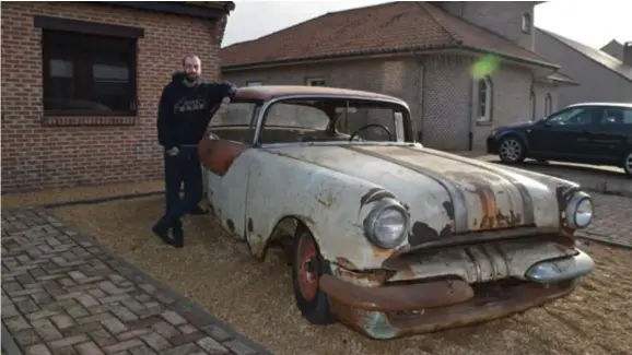  ?? FOTO KMA ?? Matthias De Decker bij zijn Pontiac uit 1955, die gebouwd werd bij General Motors in Antwerpen.