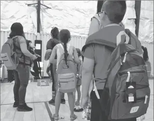  ??  ?? BENEFICIAR­IOS DE LA FERIA de Regreso a Clases del anterior hacen fila para participar en una actividad del evento en el gimnasio del parque Joe Orduño. La feria anual se celebrará este sábado, en la Biblioteca Pública de San Luis.