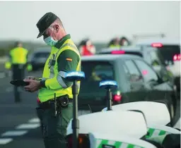  ?? EP ?? Agentes de la Guardia Civil, durante un control de movilidad en la autovía A-66