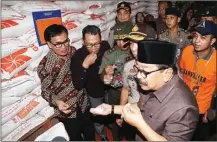  ?? HUMAS PEMPROV JATIM FOR JAWA POS ?? SURPLUS: Gubernur Jatim Soekarwo ketika mengecek ketersedia­an bahan pokok di Bulog Divre Jatim. Stoknya pun bisa dipastikan aman mulai sebelum hingga sesudah Hari Raya Idul Fitri 1438 H.