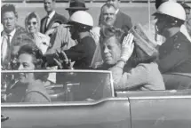  ?? JIM ALTGENS ASSOCIATED PRESS ?? John F. Kennedy et son épouse Jacqueline, le 22 novembre 1963 à Dallas. Washington a mis en ligne jeudi 2891 dossiers sur le site des Archives nationales américaine­s au sujet de l’assassinat du président ce jour-là.