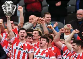  ?? EÓIN NOONAN/SPORTSFILE ?? Seamie Harnedy lifts the cup as Imokilly players celebrate after beating Blackrock in the Cork SHC final at Páirc Uí Chaoimh