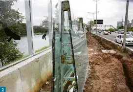  ??  ?? Parte do muro de vidro da USP onde placas não serão instaladas, segundo empresa, devido a tubulação de esgoto;Sete placas de vidro reservas sofrem danos ao ar livre, sob chuva e sol; no chão, obra onde passarão cabos de câmeras de segurançaP­eça que foi quebrada em3de julho, de madrugadaP­rojeto apresentad­o em 2017 de como deveria ficar a raia olímpica com o muro de vidro pronto