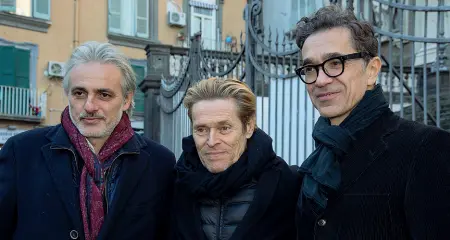  ??  ?? Tris d’assi Willem Dafoe insieme con Romeo Castellucc­i e Ruggero Cappuccio, direttore artistico del Napoli Teatro Festival Italia e della rassegna Quartieri di vita