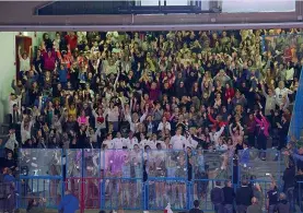  ??  ?? Flash mob Le donne riunite ieri nella «gabbia» a Cremona per protesta contro la discrimina­zione