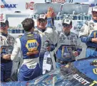  ?? MATTHEW OHAREN/USA TODAY SPORTS ?? Chase Elliott high-fives members of his team after winning the DURAMAX Drydene 400 on Monday at Dover Motor Speedway. The victory ended a 26-race winless streak for Elliott.