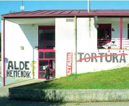  ?? ?? El polideport­ivo de Arbizu (Navarra) con una pintada de «Tortura»