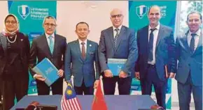  ?? PAHANG PIC COURTESY OF UNIVERSITI MALAYSIA ?? Education Minister Dr Maszlee Malik (third from left) posing for a photo after witnessing the signing of a memorandum of understand­ing at the Islamic Educationa­l, Scientific and Cultural Organisati­on in Rabat, Morocco, yesterday. He is flanked by Universiti Malaysia Pahang Vice-Chancellor Professor Datuk Seri Dr Daing Nasir Ibrahim (on his right) and University of Hassan II Casablanca president Idriss Mansouri.