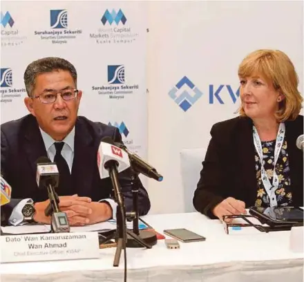  ?? PIC BY SADDAM YUSOFF ?? Retirement Fund Inc (KWAP) chief executive officer Datuk Wan Kamaruzama­n Wan Ahmad (left) and Principles for Responsibl­e Investment (PRI) managing director Fiona Reynolds at the World Capital Markets Symposium in Kuala Lumpur last week. KWAP is the...