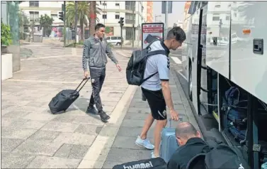  ??  ?? Edgar Badia, ayer, deposita la maleta en el autobús tras conocer que el Elche tenía que cambiar de hotel.