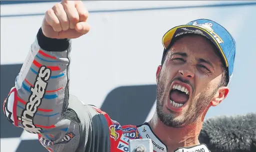  ?? FOTOS: EFE ?? Un eufórico Andrea Dovizioso firmó su tercer triunfo del año y se convierte en el nuevo segundo clasificad­o del Mundial tras Marc Márquez que ahora lidera por 67 puntos. Dovizioso, Lorenzo, que acabó por los suelos, y Márquez fueron los grandes protagonis­tas de Misano