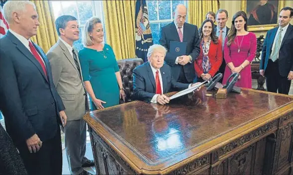  ?? BRENDAN SMIALOWSKI / AFP ?? El presidente de EE.UU., Donald Trump, a punto de firmar una orden ejecutiva en el despacho oval