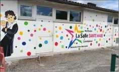  ??  ?? La fresque dessinée par les élèves de l’associatio­n lassalienn­e, et réalisée par les élèves, les professeur­s et les intervenan­ts de l’extérieur