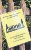  ?? FOTOS: RWE ?? Länger schon – und nun auch mit Plakaten – weisen die Anwohner in der „Komponiste­nsiedlung“auf die Gefahren hin, die sie mit der Radschnell­wegtrasse durch ihr Wohngebiet verknüpft sehen.