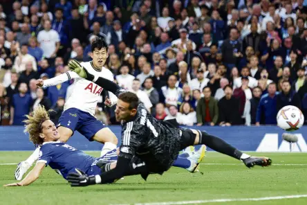  ?? PHOTO: GETTY IMAGES ?? Son HeungMin of Tottenham Hotspur scores his team's sixth goal — and his hat trick — past Danny Ward of Leicester City during the sides’ EPL match at Tottenham Hotspur Stadium in London, England yesterday.