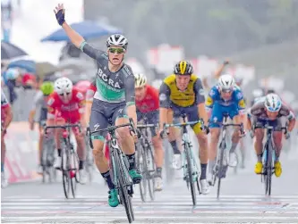  ?? EFE ?? Así festejó el irlandés Sam Bennett (Bora) el triunfo de ayer en Imola, el segundo del Giro del 2018.