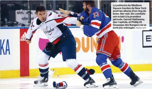  ?? PHOTO AFP ?? La patinoire du Madison Square Garden de New York avait les allures d’un ring de boxe, hier soir. Six combats ont éclaté à la première période. Garnet Hathaway, des Capitals, et Phillip Di Giuseppe des Rangers ne se sont pas ménagés.