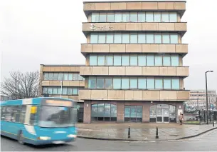  ?? REUTERS ?? A bus runs past Carillion Plc’s headquarte­rs in Wolverhamp­ton yesterday.