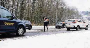  ?? Foto: Marc Wilwert ?? Die Polizei war gestern Vormittag an vielen Stellen im Einsatz. Dabei wurde auch die Winterreif­enpflicht kontrollie­rt.