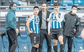  ?? FOTO: PERE PUNTÍ ?? Vicente Moreno conversa con Wu Lei y Melamed antes de su ingreso en el campo