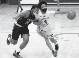  ?? MERTON FERRON/BALTIMORE SUN
KARL ?? Mount Carmel’s Andrew Dixon (3) steals the ball from Archbishop Spalding’s Jordan Pennick (14), who was focused on the time on the scoreboard during a key matchup Friday.