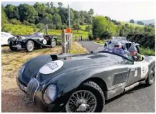  ??  ?? Ces élégantes voitures anciennes ne manquent pas de charme et ne passent pas inaperçues, ne serait-ce que par le bruit de leur moteur ronronnant ou vrombissan­t