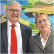  ?? FOTO: EVANGELISC­HES PFARRAMT MECKENBEUR­EN ?? Jutta Henrich (63), Diplombibl­iothekarin aus Laupheim, und Dekan Hellger Koepff (64) aus Biberach kandidiere­n erneut für das evangelisc­he Kirchenpar­lament.