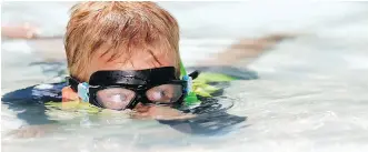  ?? DARREN MAKOWICHUK ?? Six-year-old Kieran Henderson cools down Thursday at the Bowness Park wading pool.