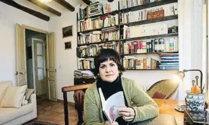  ?? ?? Rosa Lentini presenta un libro que trata sobre los claroscuro­s familiares