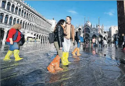 ?? FILIPPO MONTEFORTE / AFP ?? Los turistas aprovechar­on que se volvió a inundar la plaza de San Marcos para tomarse unas fotos históricas