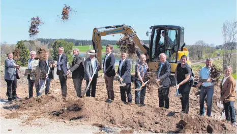  ?? FOTO: STEFFEN LANG ?? Schwungvol­ler Baubeginn: die Vertreter von Kommunen, Kreis, Bahn und Baufirmen beim Spatenstic­h.