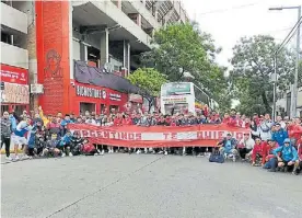  ?? ?? El sueño de Argentinos. Hinchas y jugadores, en la previa del debut.