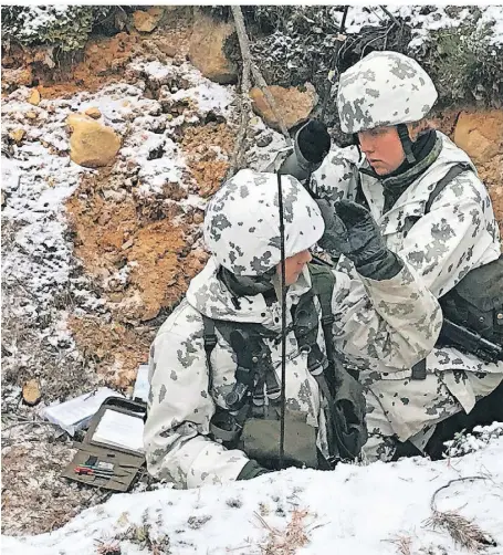  ?? FOTO: JENS MATTERN ?? Finnische Soldaten bei einem Manöver in der Nähe der russischen Grenze.