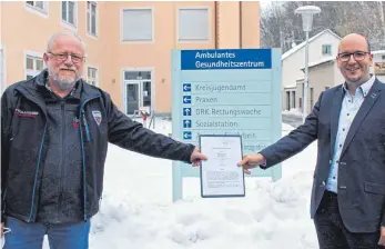  ?? FOTO: TOBIAS REHM ?? Auf gute Zusammenar­beit: der neue Geschäftsf­ührer der Sozialstat­ion Alexander Weiß (r.) mit dem Vorstandsv­orsitzende­n Michael Weber.