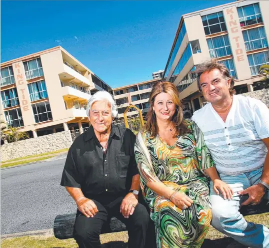  ??  ?? New owner of Unit 1 at King Tide Apartments, Broadbeach, Kris Caris with her father George Kritharis (left) and husband Charles Caris.