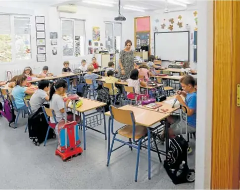  ?? // ABC ?? Una docente con sus alumnos en un aula de un colegio de Córdoba capital