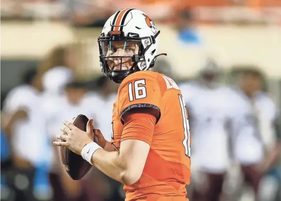 ?? NATE BILLINGS/FOR THE OKLAHOMAN ?? Sophomore quarterbac­k Shane Illingwort­h had a week to prepare for his start against Missouri State in place of Spencer Sanders.