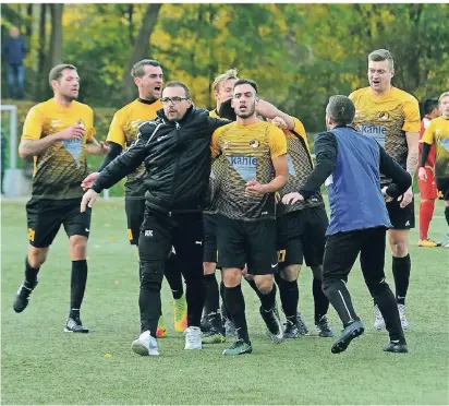  ?? FOTO: DIETER WIECHMANN ?? Die Odenkirche­ner und Kemal Kuc haben viel zusammen gejubelt, derzeit ist es etwas schwierige­r. Das Team wusste schon länger, dass der Trainer nach dieser Saison geht. Sein neuer Klub ist der 1. FC Viersen.