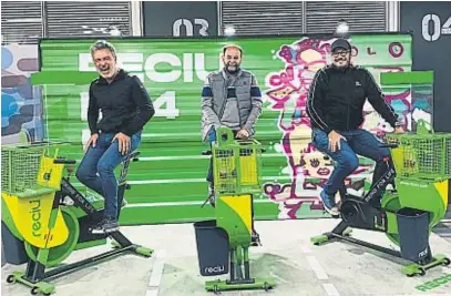  ?? GENTILEZA RECIU ?? EMPRENDEDO­RES. Donemberg, Sabattini y Postay, los socios de ReciU, al presentar en sociedad la bicicleta.