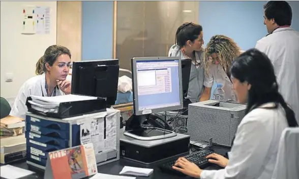  ?? LAURA GUERRERO ?? Jornada de trabajo en la unidad de urgencias del hospital de Sant Pau