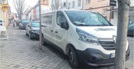  ?? FOTO: DOROTHEA HECHT ?? Weiße Lieferwage­n, mit Kennzeiche­n aus ganz Deutschlan­d, stehen derzeit oft in der Unteren Hauptstraß­e oder, wie hier, in der Jägerhofst­raße in Tuttlingen. In der Regel handelt es sich um Subunterne­hmer von Amazon.