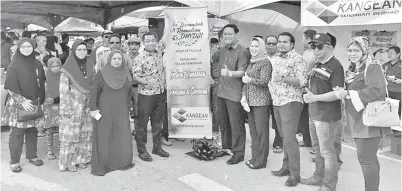  ??  ?? DR ABDUL Rahman merasmikan Berambeh Ramadan D’MYDIN ‘Bazar Ramadan’ di Kuching.