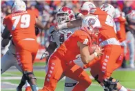  ?? JIM THOMPSON/JOURNAL ?? University of New Mexico quarterbac­k Tevaka Tuioti, seen here against NMSU, struggled to find rhythm against Liberty in Lynchburg, Va. The Lobos lost, 17-10.