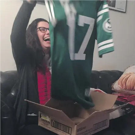  ?? QC PHOTO BY ROB VANSTONE ?? Chryssoula Filippakop­olus receives a Christmas present ó a jersey honouring Saskatchew­an Roughrider­s great Joey Walters.