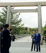  ??  ?? Pellegrina­ggio Il premier giapponese Abe (a destra) a Ise