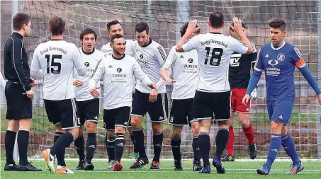  ?? FOTO: THOMAS WIECK ?? Die Quierschie­der Spieler jubeln nach dem Treffer von Nils Welter in der zehnten Minute zur 1:0-Führung im Spitzenspi­el gegen Brotdorf. Die Mannschaft von Trainer Markus Woll hat es nach dem 4:0-Erfolg selbst in der Hand, die Aufstiegs-Relegation zu...