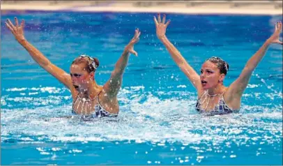  ??  ?? Mengual y Tirados, nadando una coreografí­a de dúo en uno de los primeros campeonato­s internacio­nales.