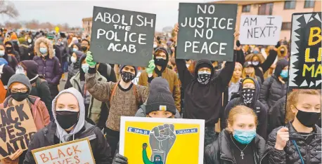  ??  ?? Manifestan­tes protestaro­n ayer, previo al toque de queda por la muerte de Daunte Wright a manos de la policía, en Brooklyn Center, Minnesota.