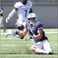  ?? Steve Musco / muscosport­sphotos.com ?? Yale’s Mason Tipton (1) goes down low to catch a pass in front of Holy Cross defender John Smith on Saturday.